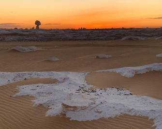 4 days tour to the white desert with Djara Cave and Bahariya oasis from Cairo