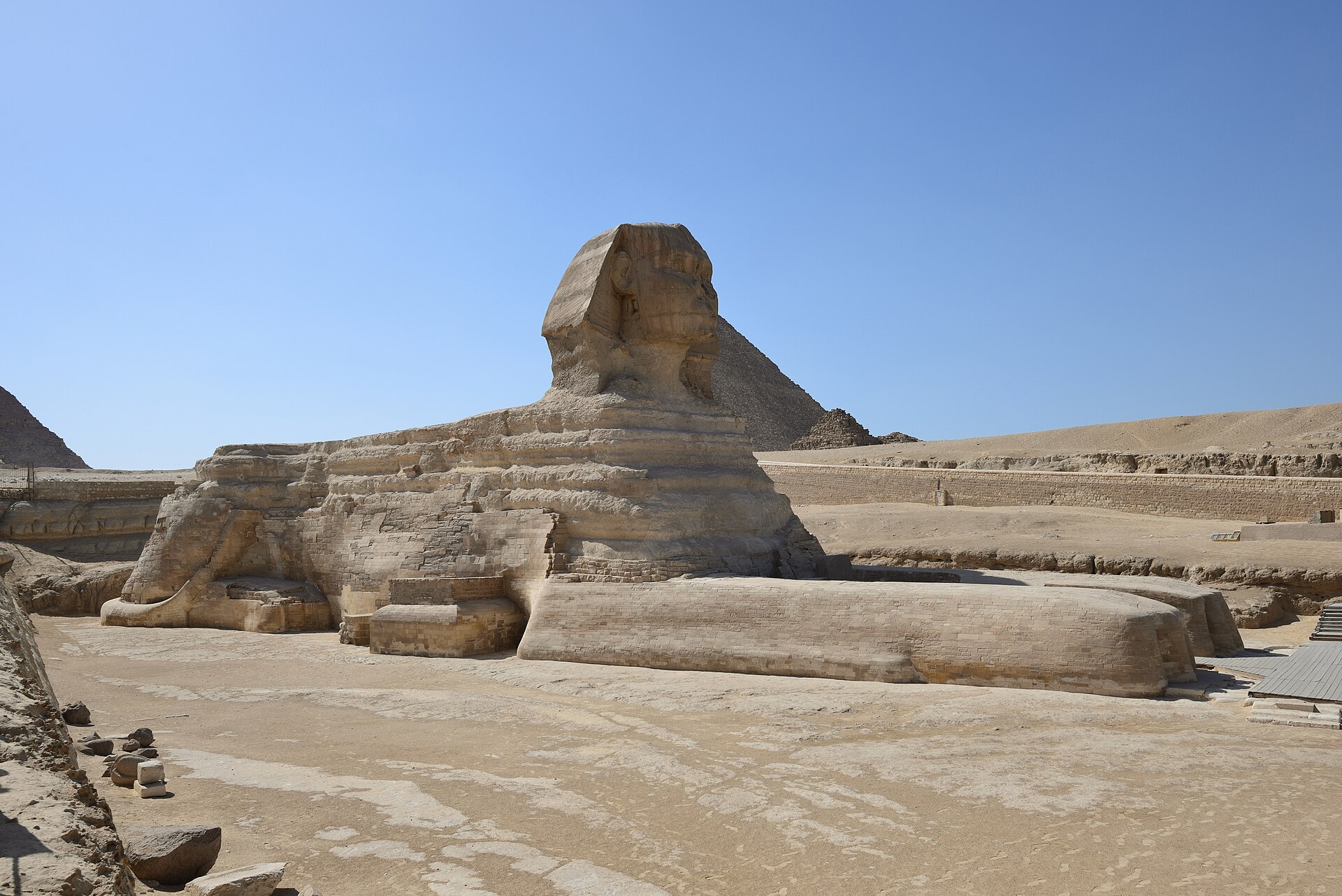 cairo and giza pyramids from Makadi by bus